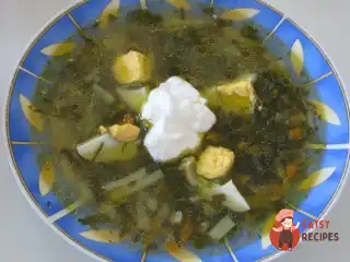 Щи із щавлю на курячому бульйоні