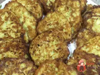 Оладки з кабачків з тертим сиром та часником