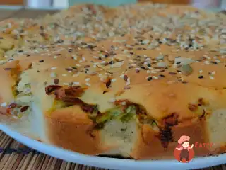 Наливний пиріг із капустою та цибулею на сироватці