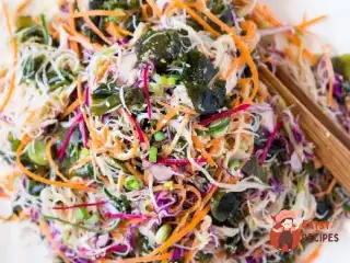 Веганський салат з рисовою локшиною та кунжутною заправкою