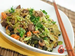 Смажений рис з овочами, соєвим соусом, супом місо та пікулями