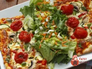 Піца з овочами та рисом вегетаріанська.