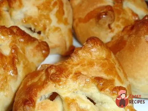 Конвертики з яблуком, родзинками та корицею