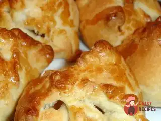 Конвертики з яблуком, родзинками та корицею
