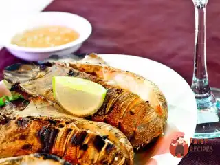 Лобстер у лимонно-олійному соусі зі смаженими лимонами