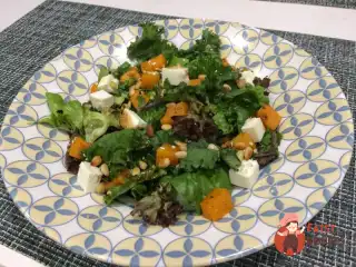 Теплий салат із гарбузом та бринзою під бальзамічною заправкою