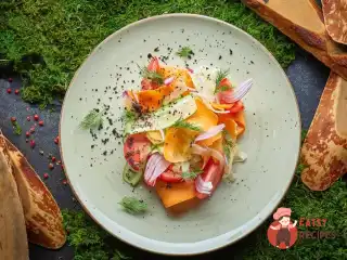 Салат зі свіжих овочів з оливковою олією