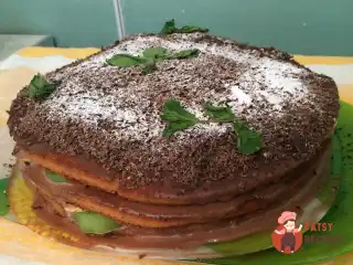 Торт з готових бісквітних коржів з ківі та бананами.