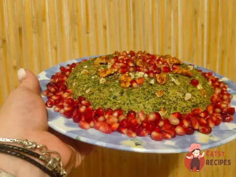 Салат з курки, волоських горіхів та зелені з гранатом.