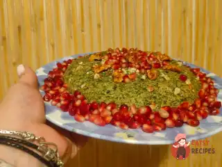 Салат з курки, волоських горіхів та зелені з гранатом.