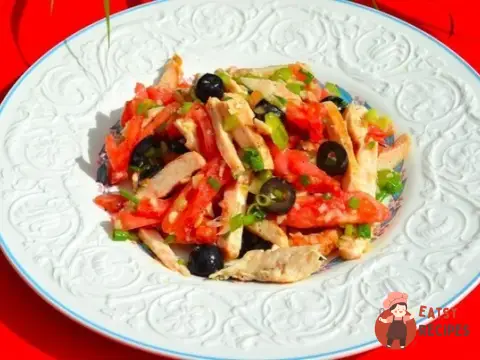 Салат із курки з маслинами