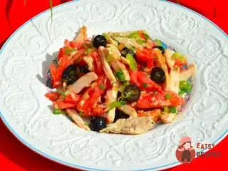 Салат із курки з маслинами