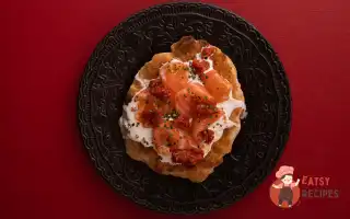 Лепешки зі слабосолоним лососем, томатним тартаром і страчателою