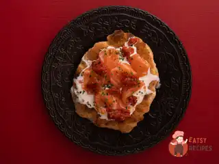 Лепешки зі слабосолоним лососем, томатним тартаром і страчателою