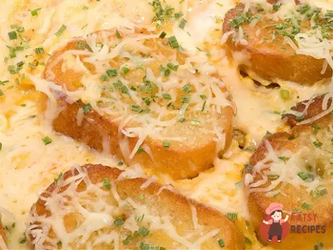 Омлет із часником, грюєром та сухариками
