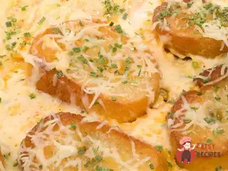 Омлет із часником, грюєром та сухариками