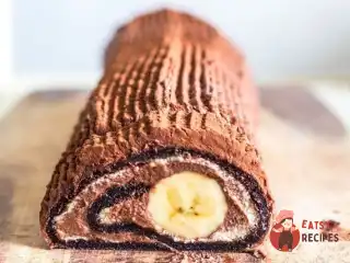 Шоколадно-банановий рулет із кремом та збитими вершками