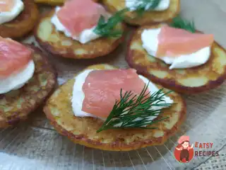 Картопляні оладки з вершковим сиром і червоною рибою