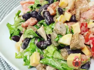 Ситний салат з куркою, сиром та сухариками