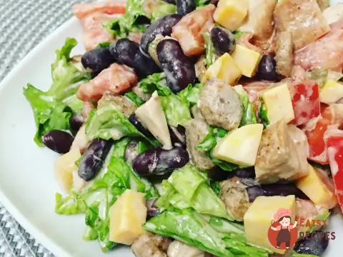 Ситний салат з куркою, сиром та сухариками