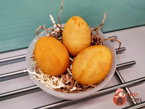 Пасхальні яйця, пофарбовані куркумою