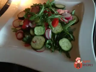 Салат з руколою та помідорами