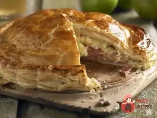 Листковий пиріг з яблуками та шинкою