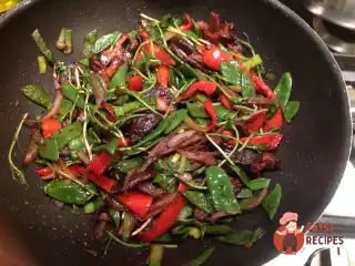 Удон з овочами, смаженими в соусі місо