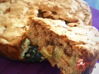 Пряна осіння шарлотка з горіховим сиропом