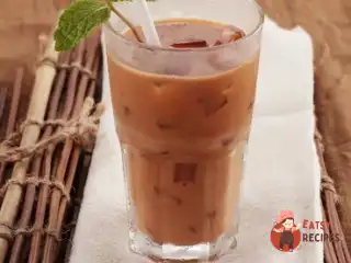 Холодний чай з молоком та м'ятою