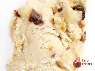 Пряне вершкове морозиво зі шматочками марципану та штолена