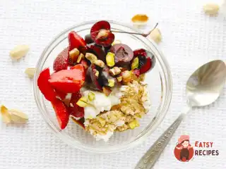 Сир із ягодами, фісташками та бальзамічним медом