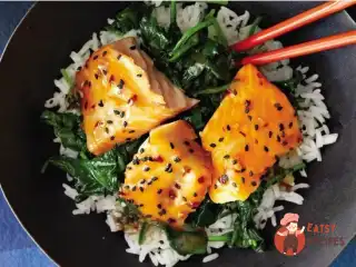 Лосось під лаймовим дресингом у мисці по-азіатськи