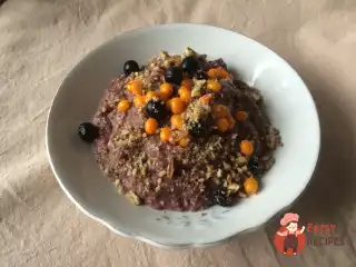 Лляна каша з журавлинним соком та чорноплідкою, обліпихою та пеканом