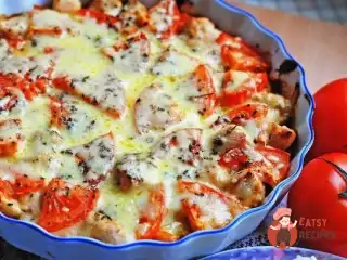 Куряче філе запечене з овочами та сиром