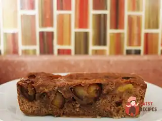 Пиріг зі сливою, родзинками та корицею