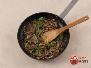 Яловичина з базиліком по-тайському