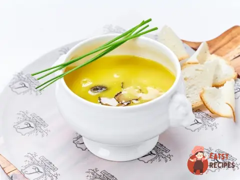 Курячий бульйон із зморшками та чорним трюфелем