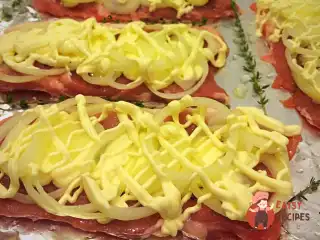 М'ясо по-французьки з грибами