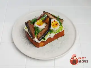 Бутерброд зі шпротами та вершковим мусом