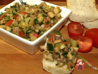 Теплий салат із цукіні, грибів, помідор черрі, зеленої цибулі.