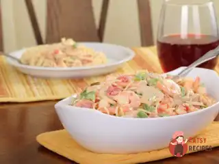 Паста у вершково-чесночному соусі з креветками та овочами.