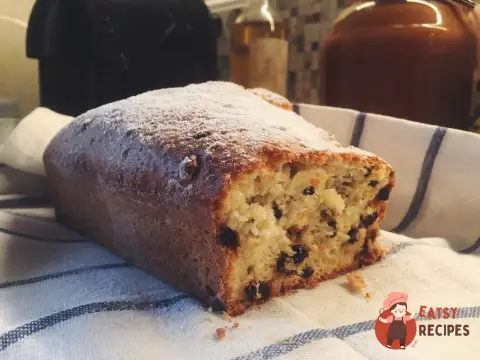 Сирний кекс з темними родзинками