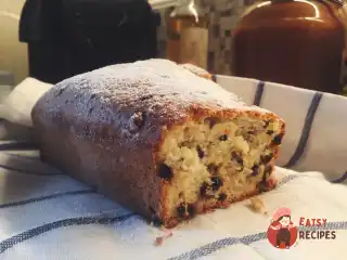 Сирний кекс з темними родзинками