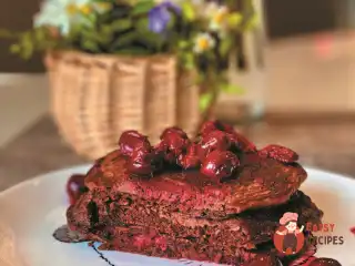 Шоколадні панкейки з вишнею