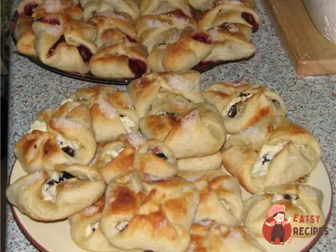 Конвертики з чорною смородиною, бананом та маскарпоне.