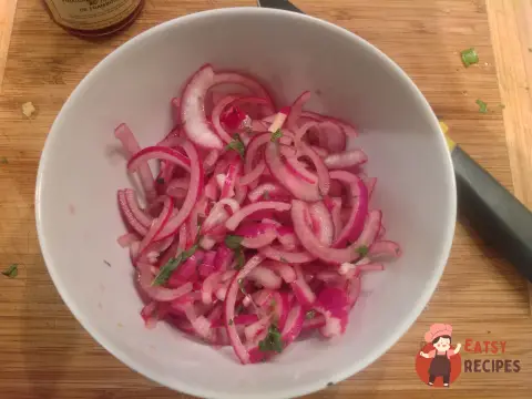Маринована червона цибуля з м'ятою