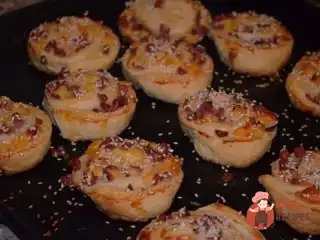 Шари з сиром та ковбасою в духовці