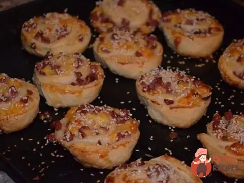 Шари з сиром та ковбасою в духовці