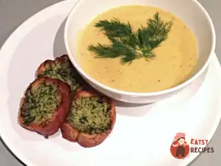 Сирний крем-суп з селери та крутонами